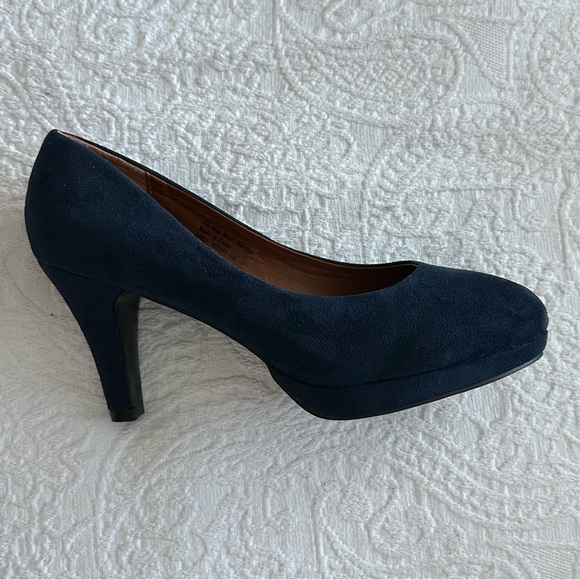 Boston Design Studio Women's 9W Faux Suede Heels Round Toe & Platform Sole Pumps - Picture 8 of 16